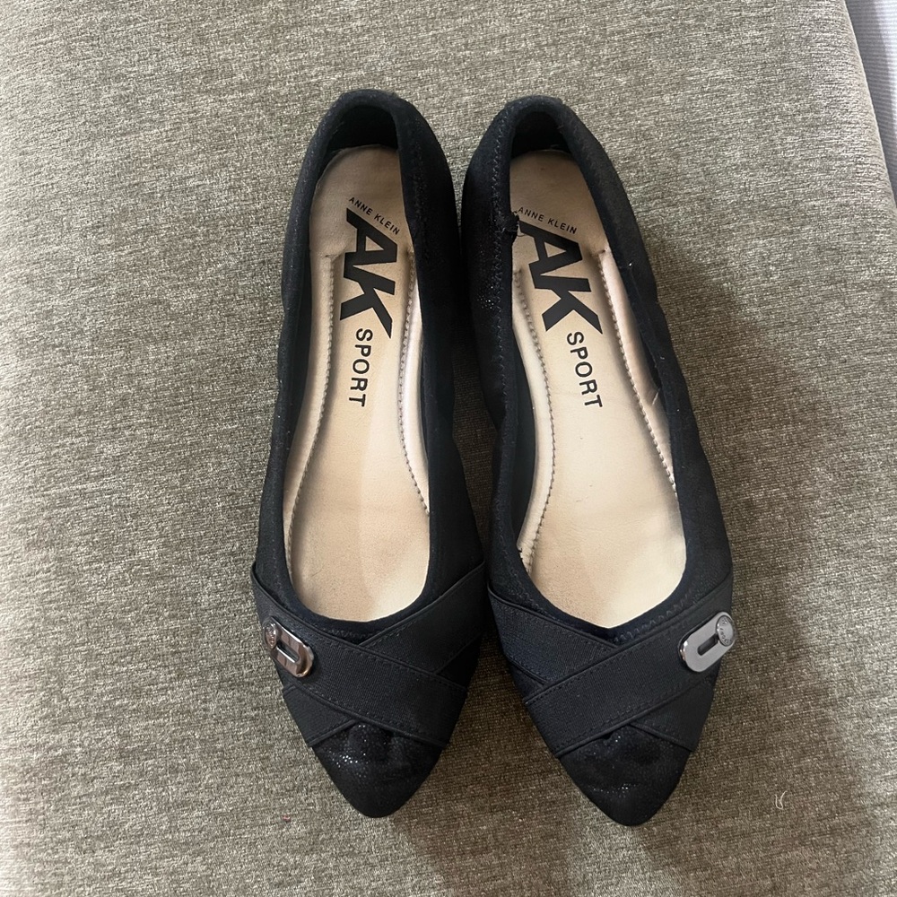 Black Anne Klein flats. Size 7